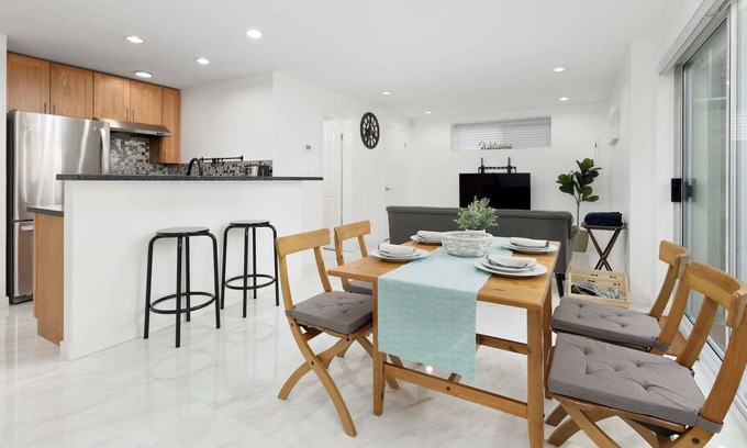 Fraserview House | Cheerful 2-Bedroom Basement in Vancouver
