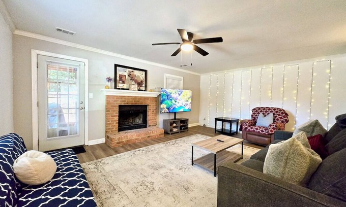 Smyrna House | Cheerful 2-bedroom Townhouse in Smyrna