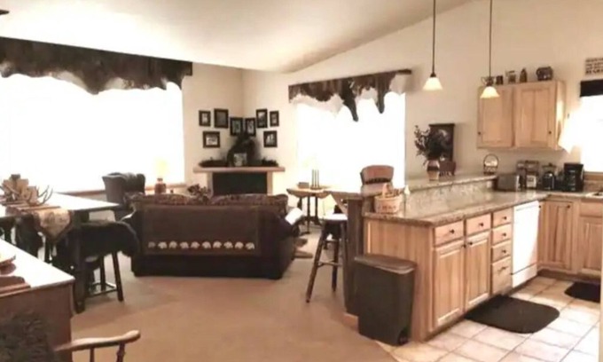 Big Sky House | Cheerful 2 bedroom with Montana cozy cabin feel