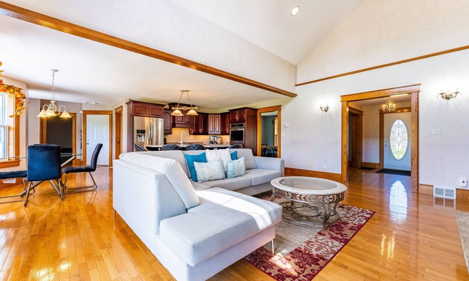 Pelham Cottage | Cheerful 3+ Bedroom Cottage with Indoor Fireplace