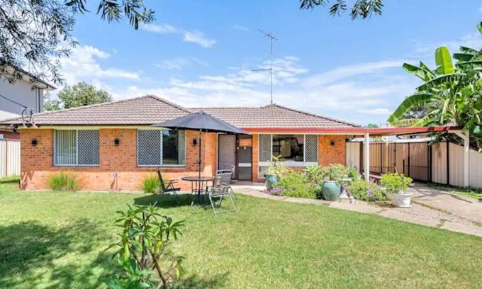 South Penrith House | Cheerful 3 bedroom house with free parking