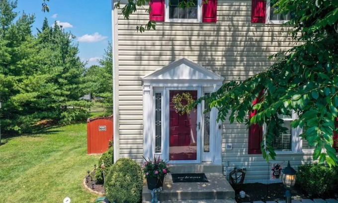 Leesburg House | Cheerful 3-Bedroom Townhouse with Indoor Fireplace