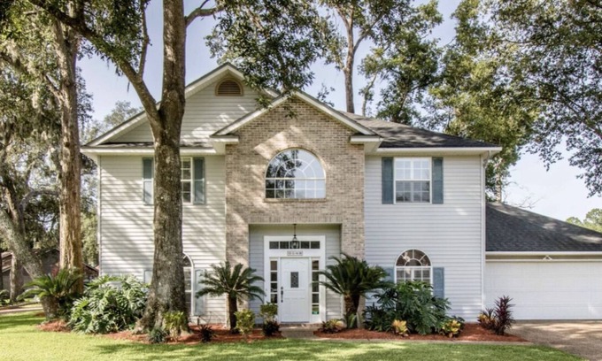 Orange Park House | CHEERFUL 4 bedrooms home, with Jacuzzi in master bathroom.