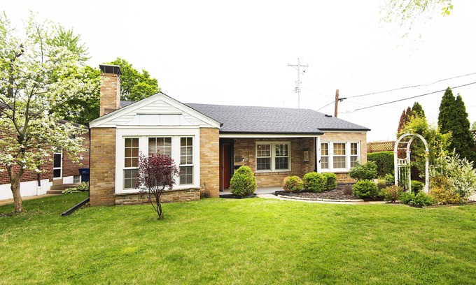 Lindenwood Park House | Cheerful and spacious 2 bedroom home with parking