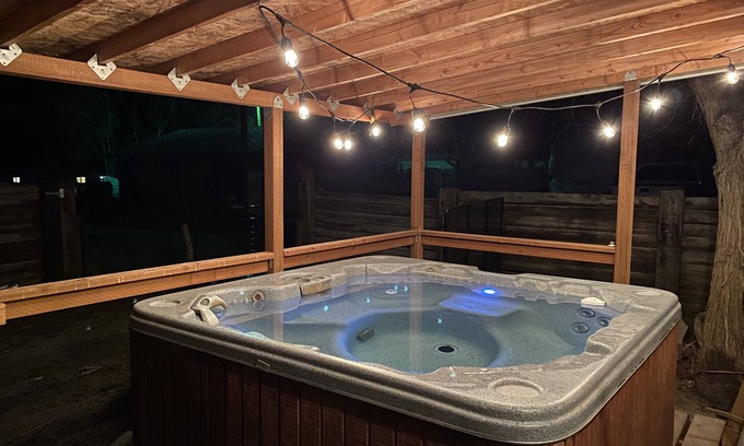 Green River Cabin | Cheerful Cabin With Hot Tub & Level 2 EV Charger