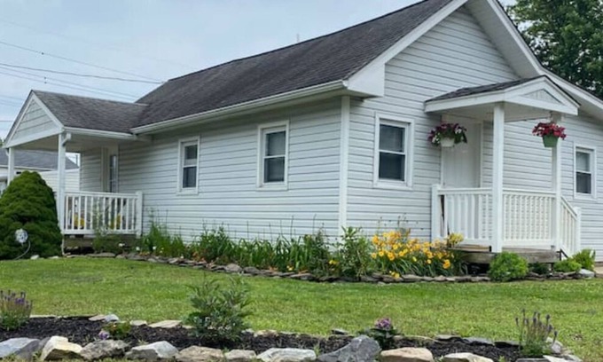 Green Creek House | Cheerful cottage minutes from the beach
