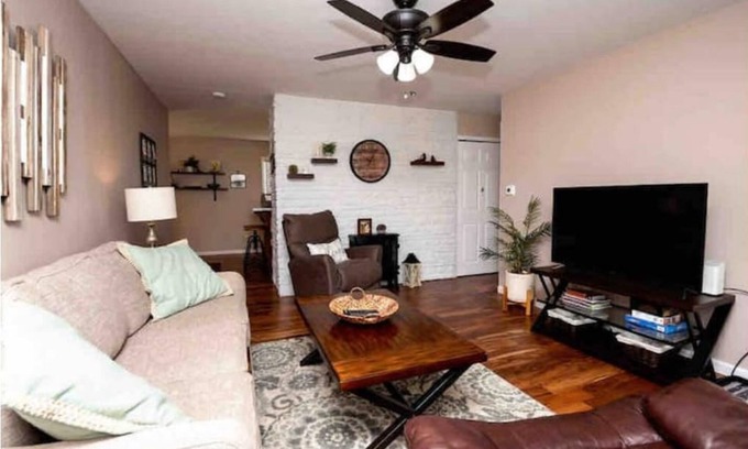 Niles House | Cheerful home-Niles. 5 Miles to Notre Dame, 25-30 Miles to Lake Mich Beaches