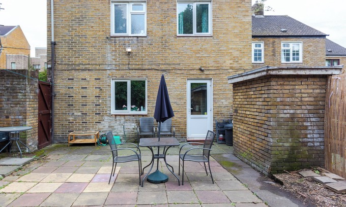 Chaucer Apartment | Cheerful + spacious 3 bed home with a garden!