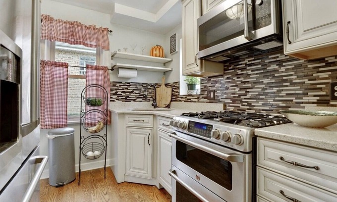 Norwood Park House | Cheery 2+bedroom home with free parking on premises