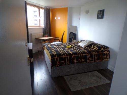 Chelsea Riverside Apartment | Chelsea Orange Apartment Sleeps10-PetsOK-Parking