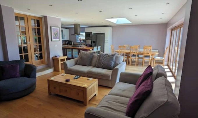 Cheltenham House | Cheltenham Stylish Large House With bar & hot tub