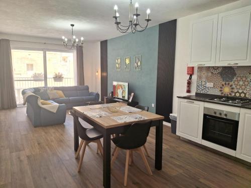 Victoria Apartment | Cherry Blossom Apt Courtyard-5min Walk to Centre