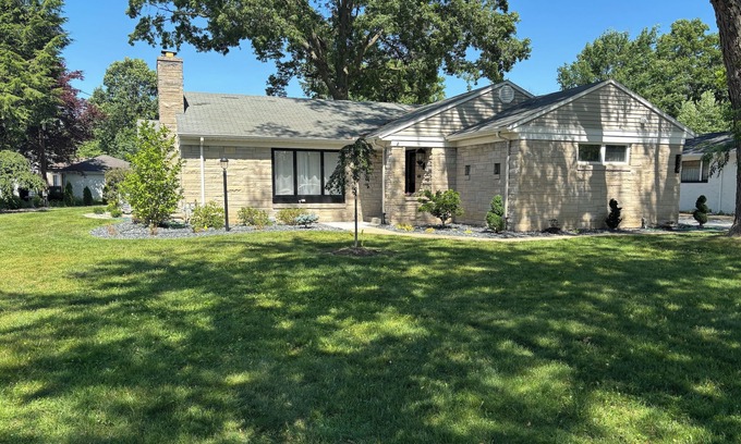 South Bend House | Cherry Tree Vacation Home, 4 BR 2 BA 2500 sq ft, safe neighborhood .9 mi to ND!