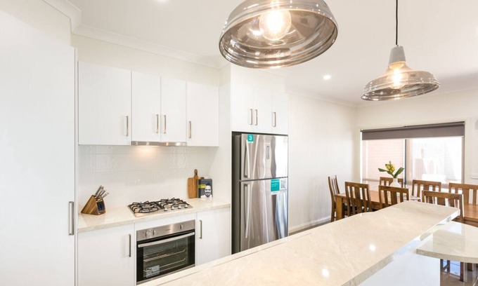 Mildura House | Cherry Villa 1: Luxurious 3BR Inner City Townhouse in Mildura. Free WIFI.
