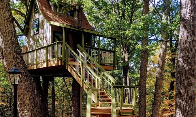 Millfield Cottage | Chestnut Ridge Treehouse. Peaceful remote getaway just minutes from town.