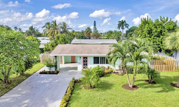 Pompano Beach House | Chez Jasmin: Sunny Home & Hot Tub Minutes to Beach!
