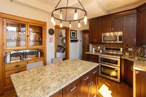 Berwyn Apartment | Chi-Town Hideout #2