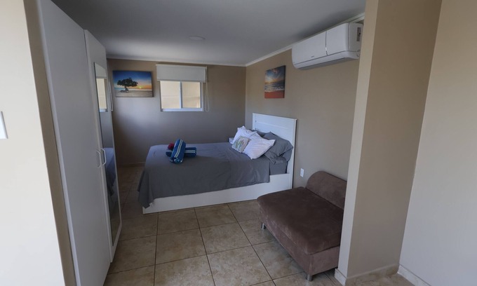 Tanki Leendert Apartment | Chic 1-bedroom apartment with WiFi, AC in phenomenal Tankilendert
