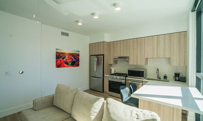 Roosevelt Apartment | Chic 1BR Getaway w/Pool, Gym Access & Rooftop