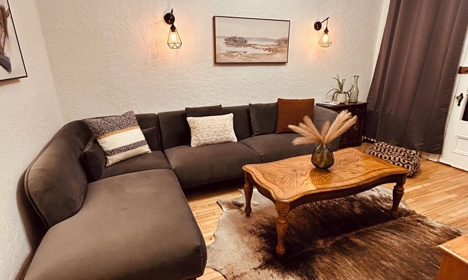 Cote-Des-Neiges—Notre-Dame-De-Grace Apartment | Chic 2-bedroom apartment in vibrant Montréal with WiFi