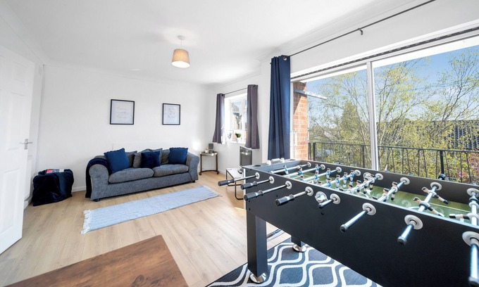 Colchester Apartment | Chic 2 bedroom Flat; wifi, smart TV, foosball table