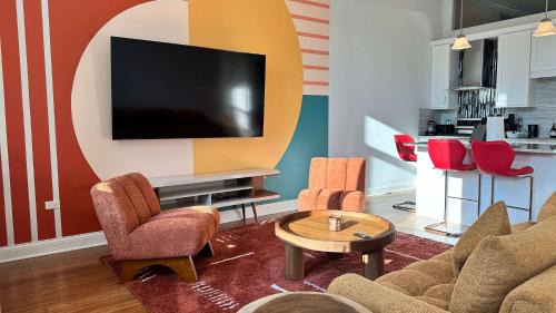 Near West Side Apartment | Chic 2 BR 1 Parking Sleeps 6