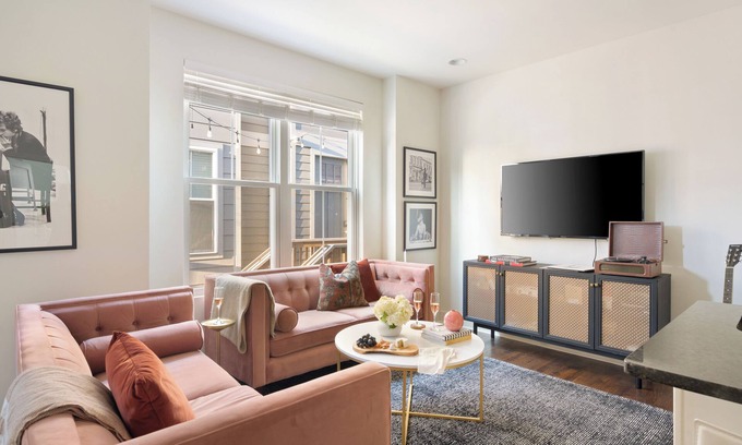 Chestnut Hill Apartment | Chic 3BDR Townhome in Music City | Hart Suites