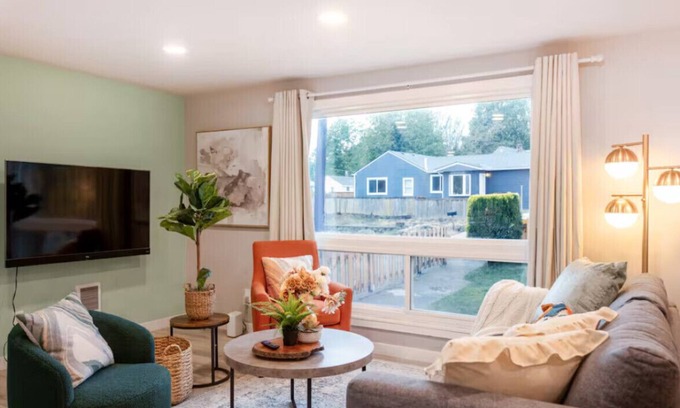 Bryn Mawr-Skyway House | Chic 3BR+2BA Duplex w/Serene View+BBQ near airport