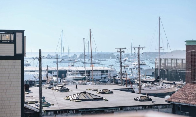 Yachting Village Apartment | CHIC 3BR Ap. on Thames St deck free parking