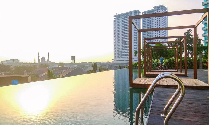 Pekayon Jaya Apartment | Chic And Cozy 2Br Grand Kamala Lagoon Apartment