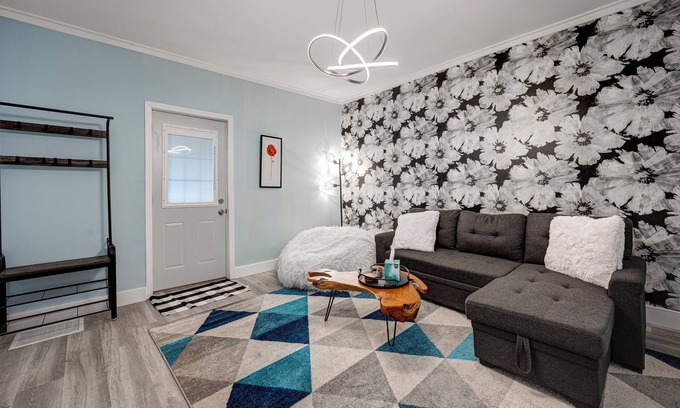 Wicker Park House | Chic and Spacious Bi-level 3BD in Bucktown!