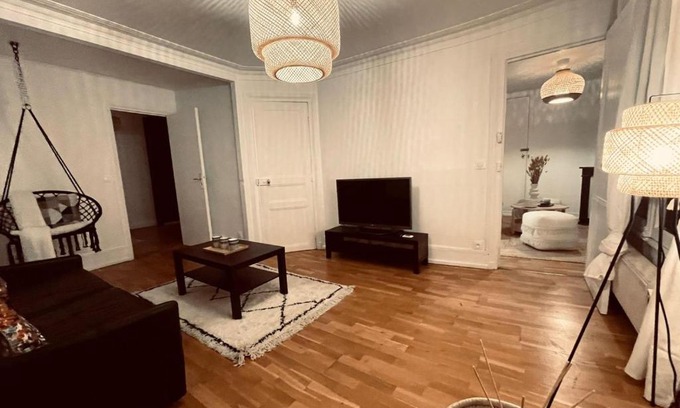 Madeleine Apartment | Chic Apartment on the famous shopping Rue du Faubourg Saint-Honoré street