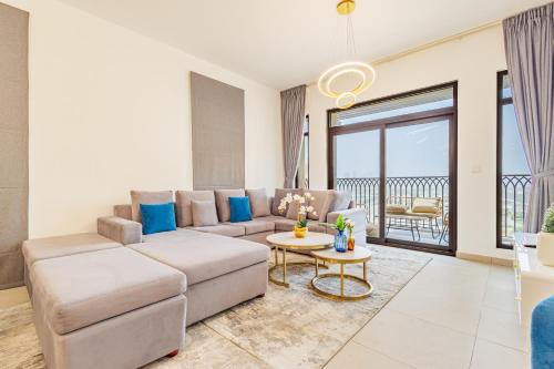 Umm Suqeim 3 Apartment | Chic Apartment with Balcony & Views