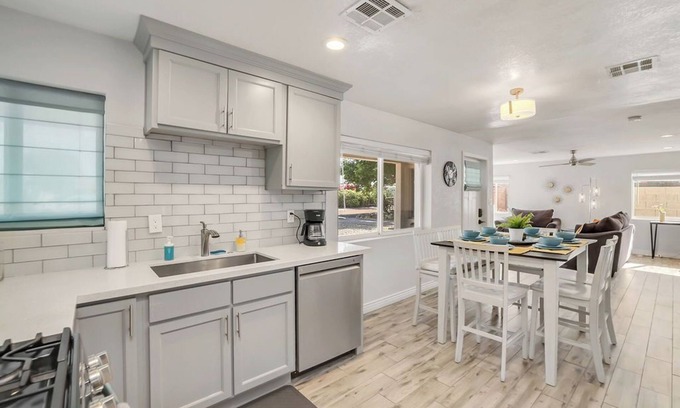 Coronado House | Chic Cozy Hideaway - Urban Phoenix Gem