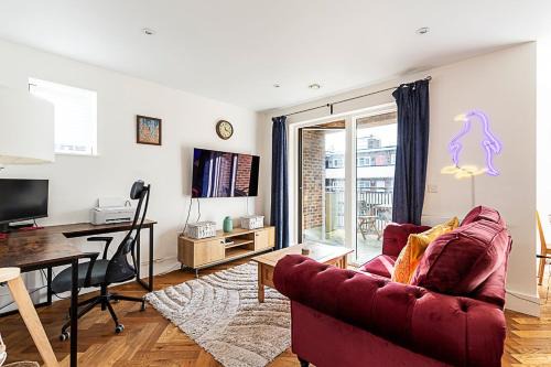 South Norwood Apartment | Chic Crystal Palace Flat with Balcony & Workspace