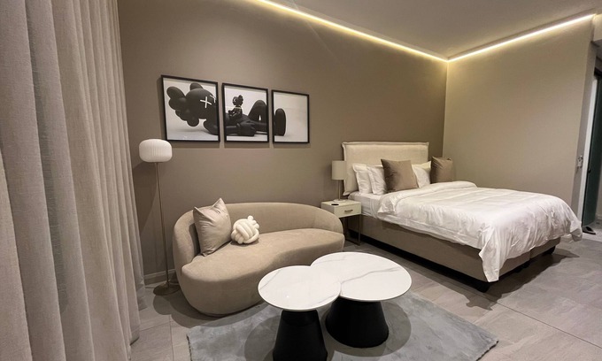 Menlyn Apartment | Chic Deluxe Studio, Menlyn Maine, Smart Access