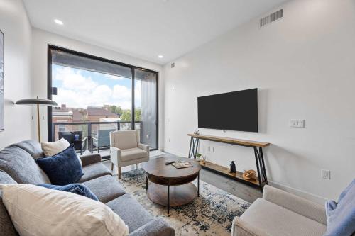 Mann Apartment | Chic Downtown Condo Steps from UIowa & Nightlife