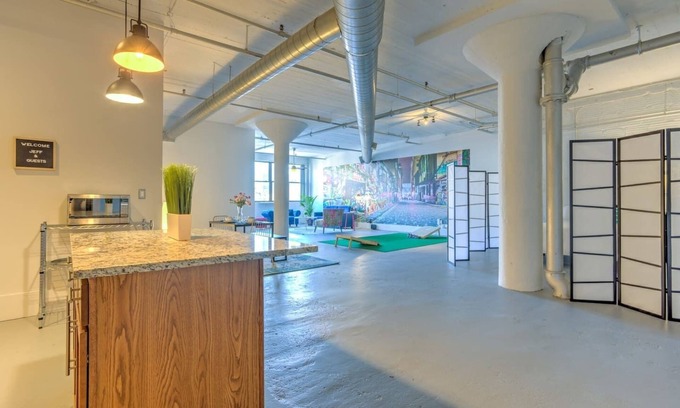 Downtown West Condo | Chic Loft wlk to CityMu, CnvnCtr & Aquarium pets welcome