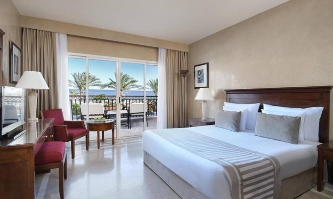 Dahab Hotel | Chic & Luxurious Room with Balcony Overlooking Red Sea and Mount Sinai