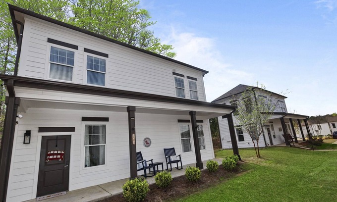 Oxford Cottage | Chic Oxford Cottage with 3 King Suites - "The Southern Sip"