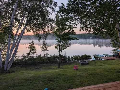 Saint-Honore Ski Chalet | Chic refuge sur le bord de l'eau et des sentiers motoneiges!