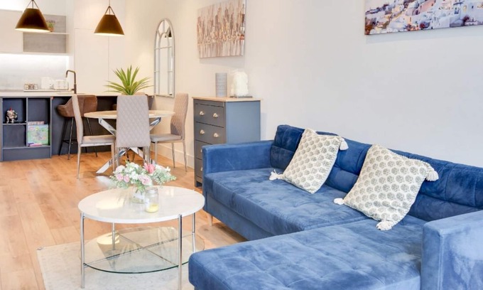 Westcliff-on-Sea Apartment | Chic & Stylish 1BR City Centre Nr Cliffs Pavillion by Luxiety Stays