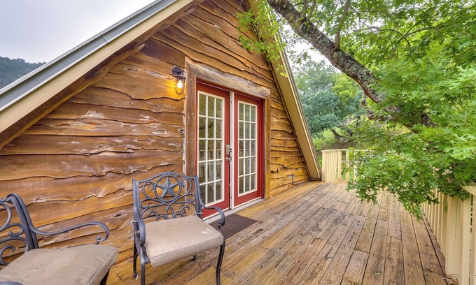 Tarpley Apartment | Chic 'Tree House' Studio ~ 24 Mi to Bandera!