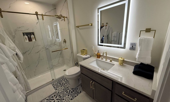 Cincinnati Apartment | Chic Urban Retreat - Modern Design, Smart Fans, Stainless Kitchen