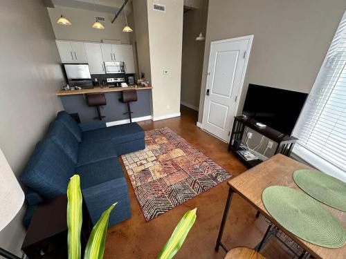 Roanoke Apartment | Chic walkable apt with rooftop views