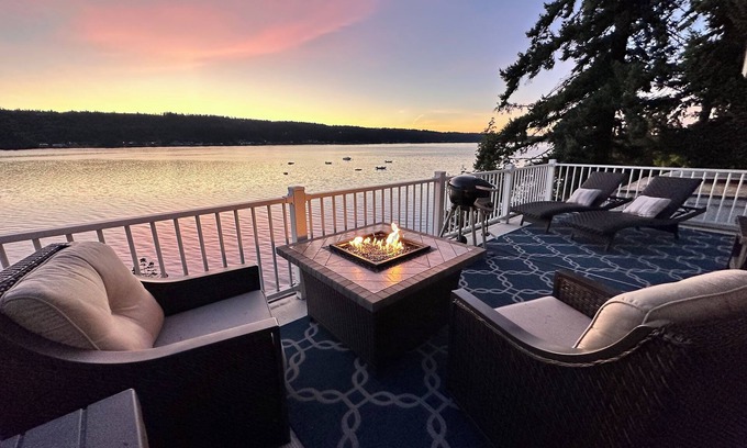 Erlands Point-Kitsap Lake Apartment | Chico Bay Inn Penthouse Suite: Hot Tub Fireplace Private Beach Kayaks