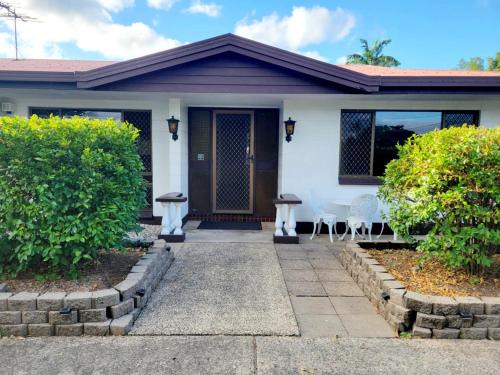 Manunda House | Chill out space close to town