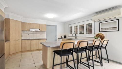 Coffs Harbour House | Chillax - Walk to Beach, Sauna, Pet-Friendly, Sleeps 6