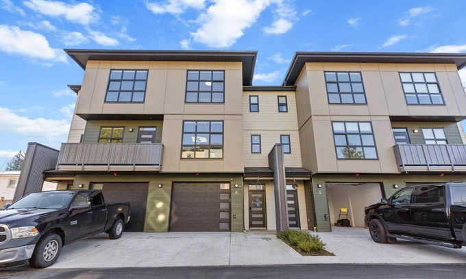 Chilliwack Proper Village West House | Chilliwack Gem 4BR, Studio Bliss