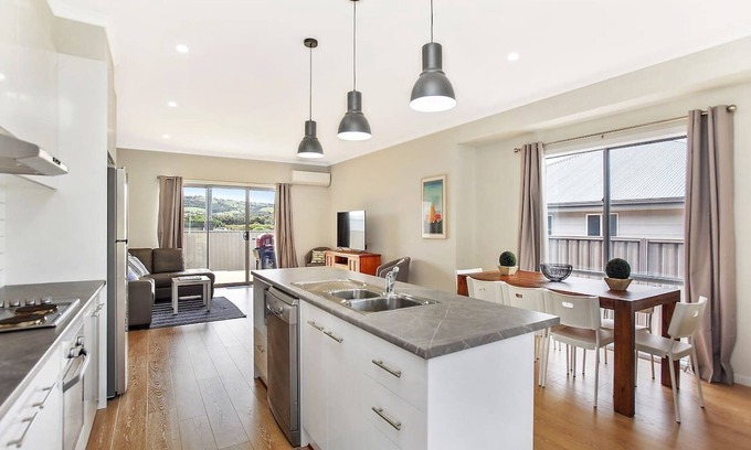Hayborough House | Chiton Rocks Retreat - Family - Wi-Fi - Near Beach